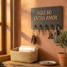 Porta Chaves Decorativo Aqui Só Entra Amor em MDF, Organizador de Parede com 5 Ganchos, Instalação sem Furos com Fita Du