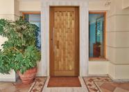 Porta Couro em Pé com Visor 210x92cm Batente 14cm com Puxador Fechadura Rolete Lado Esquerdo Hale Es