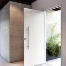 Porta de Alumínio Pivotante Lambri 215x105cm com Puxador de 80cm Lucasa Ideale Abertura Esquerda