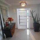 Porta de PVC Pivotante 216x120cm Miraggio Tecplus100 Brimak Abertura Esquerda