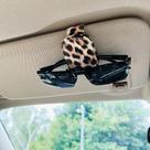 Porta gafas para auto FLYEEGO diseño magnetizado con cuero estampado de leopardo y guepardo