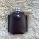 Porta Whisky de Vidro com Capinha Detalhada Feita em Couro Porta Whisky de Vidro com Capinha Detalhada Feita em Couro