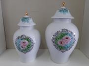 Potiches com Brasão Pintados com Rosas.