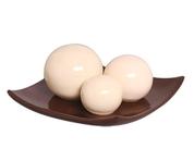 Prato com bolas decorações