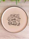 Prato Raso de Cerâmica Estampado Eat Drink and be Thankful na Cor Nude com Borda Preta 28 cm