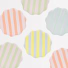 Pratos de papel listrado em tons pastel Meri Meri, pacote com 8, borda ondulada