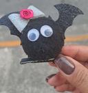 Prendedor cabelo infantil bico de pato halloween morcego pompom olhinho