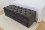 Puf Baú Estofado Com Gaveta Tamanho Casal 140x50x45cm Cor Camurça - Com Botôes Na Mesma Cor