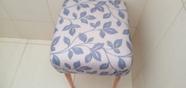 Puff banqueta pes veniz palito tecido jacquard estampado.