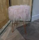 Puff Banquinho Petit Com Pelo Longo Rosa Base Metal Cobre