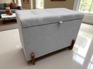 Puff Baú Paris Estofado 68 cm em Linho Nobre com Pés em Madeira Cinza