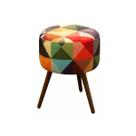 Puff Decorativo Redondo Banqueta com Pés de Madeira Palito Tecido Suede Triângulo Colorido - Maitê Moda Casa