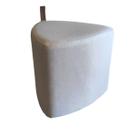 Puff Orgânico Triangular Em Linho Alça De Couro De Madeira Estofados Rezende