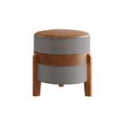 Puff Órion Couro Caramelo Linho Cinza Pés De Madeira