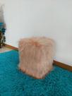 Puff Quadrado Macio Tecido Pelo Alto Cor Rose