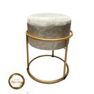 Puff Redondo Argola Base de Ferro Dourado Cor Marfim Liso