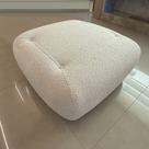 Puff Sala de Estar Decorativo Cloud Design Minimalista Pés Dourados Bouclê Off White G66 - Gran Belo
