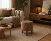 Puff suede bege 3 pés madeira maciça resistente macio forte suporta até 120kg tecido veludo inca decoração sala centro q