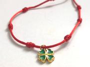 Pulseira 7 Nós em Seda Vermelha Ajustável com Pingente Dourado Trevo 4 Folhas