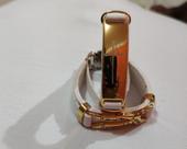 Pulseira artesanal com detalhe em metal dourado Pulseira artesanal com detalhe em metal dourado