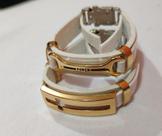 Pulseira artesanal com detalhe em metal dourado Pulseira artesanal com detalhe em metal dourado