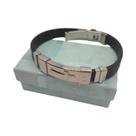 Pulseira cruz em silicone preto e metal dourado com trava