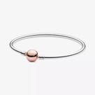 Pulseira de Berloques Rígida em Banho Prata com Fecho Banho Ouro Rose