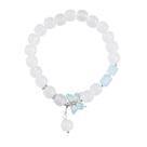 Pulseira de calcedônia branca com pingente de borboleta de esmalte azul