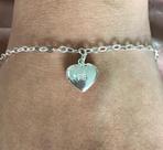 Pulseira de prata com o coração escrito fé