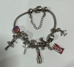 Pulseira Folheada Prateada Feminina Com 10 Berloques + Trava de Segurança