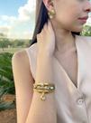 Pulseira Nude e Oliva com Fecho de Imã - Acessório Artesanal