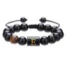 Pulseira preta de ônix frisada com bloco E personalizado para homens