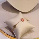 Pulseira regulável borboleta com resina rosa banhado em ouro 18k