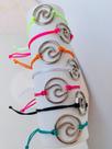 Pulseiras de macramê colorida com pingente Onda Mar folheado a prata