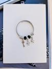 Pulseiras folheadas a prata personalizadas com berloque