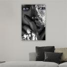 Quadro 90x60cm Mulher Mão Rosto Prata Canvas Quadro 90x60cm Mulher Mão Rosto Prata Canvas