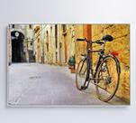 Quadro bicicleta clássica na viela