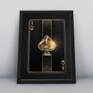 Quadro com moldura carta dourada e fundo preto