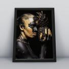 Quadro com moldura mulher com abacaxi em dourado