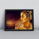 Quadro com moldura mulher com joias em perola dourada