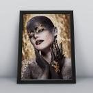 Quadro com moldura mulher com mapa no rosto Quadro com moldura mulher com mapa no rosto