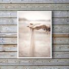 Quadro Decorativo Fotografia Mão Areia Praia 33x24cm