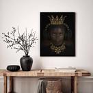 Quadro Decorativo Garotinha Fone Coroa - 70x50cm