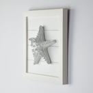 Quadro em Madeira Branca com Estrela do Mar Branca em Resina