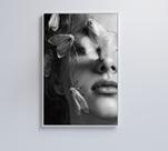 Quadro mulher preto e branco com mariposa