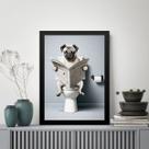 Quadro Pug Com Jornal No Banheiro 33x24cm - com vidro