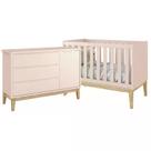 Quarto com Berço Classic e Cômoda com Porta Rosa Fosco e Pés Madeira Natural - Reller Móveis Quarto com Berço Classic e Cômoda com Porta Rosa Fosco e Pés Madeira Natural - Reller Móveis