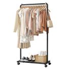 Rack de roupas Sakugi Black com prateleira de malha de armazenamento e rodízios