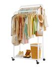 Rack de roupas Sakugi Double Rods com prateleira de malha e rodas brancas