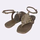 Rasteira LITTIZ Triângulo Pistache com Tachas Douradas estilo moderno e conforto casual